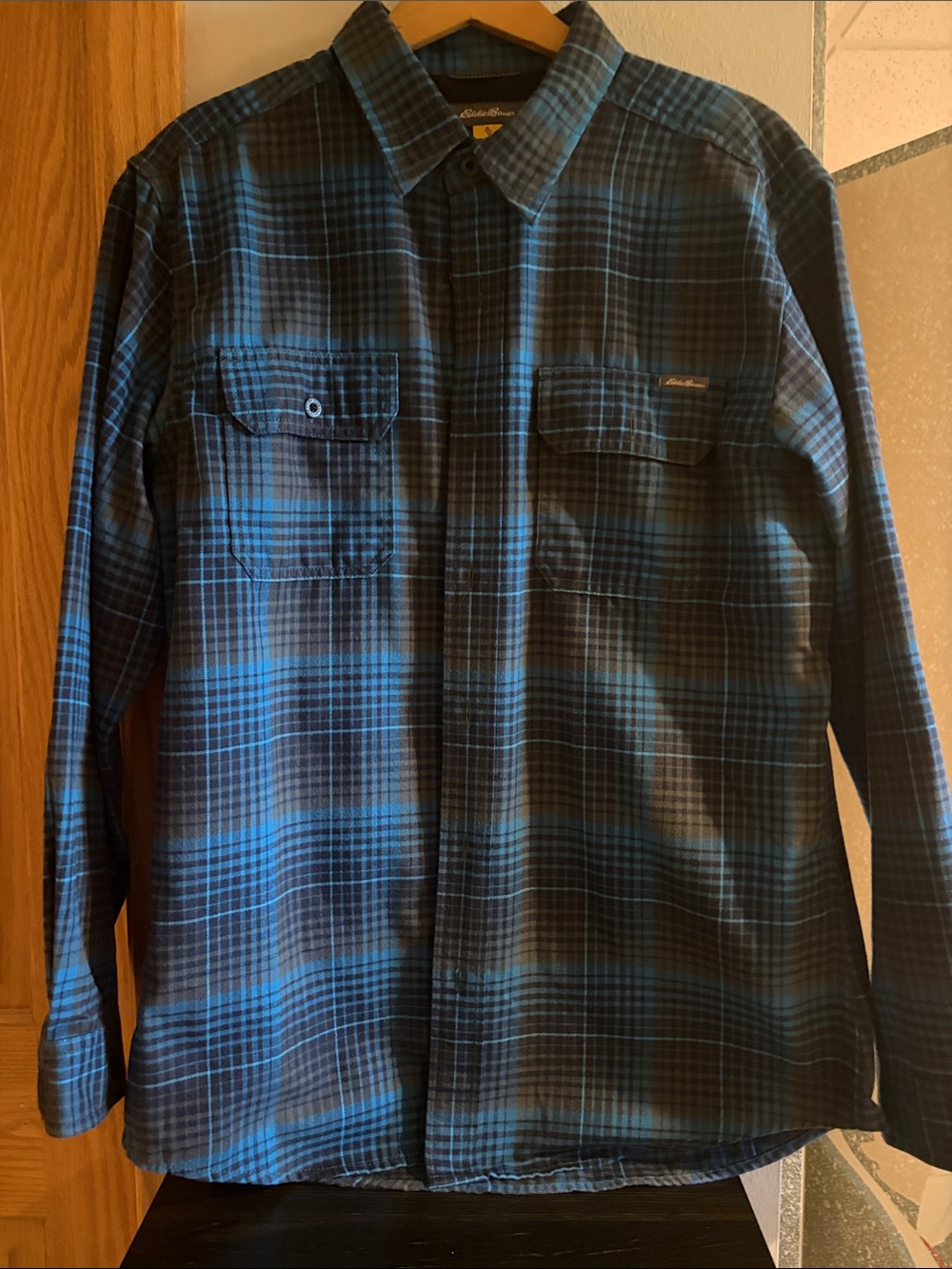 Eddie Bauer Men's Blue Plaid Long-Sleeve Button-Down Shirt - Casual Comfort